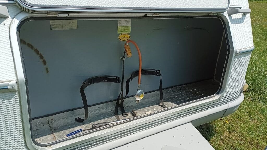 Prodám karavan LMC 490 Dominant - prodám pěkně vybavený karavan pro 2-4 osoby