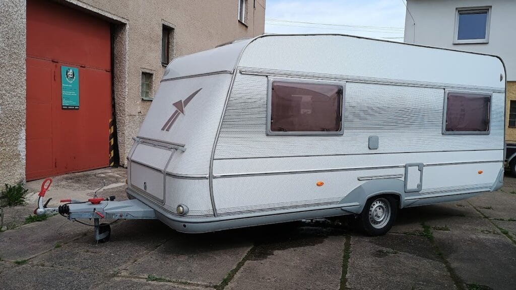 Prodám karavan LMC 490 Dominant - prodám pěkně vybavený karavan pro 2-4 osoby