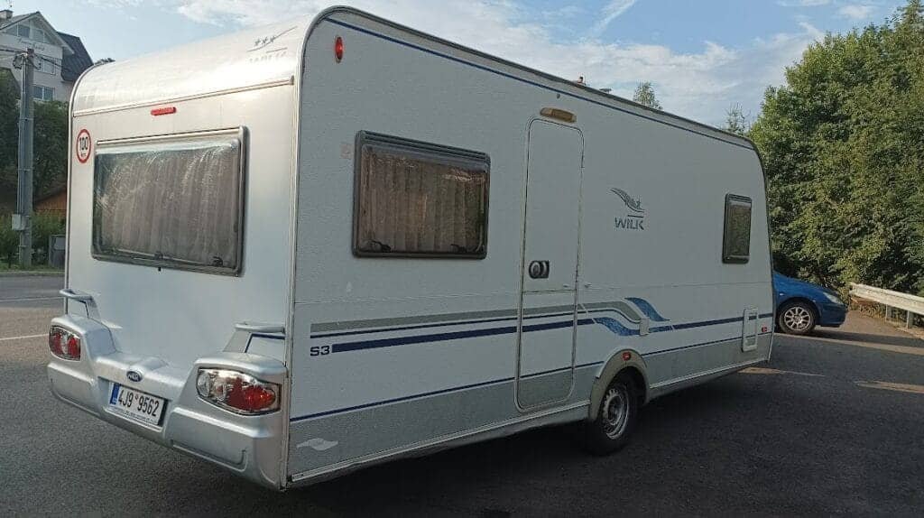 Prodám karavan Wilk 490 HTD - prodám pěkně vybavený karavan pro 2-4 osoby.