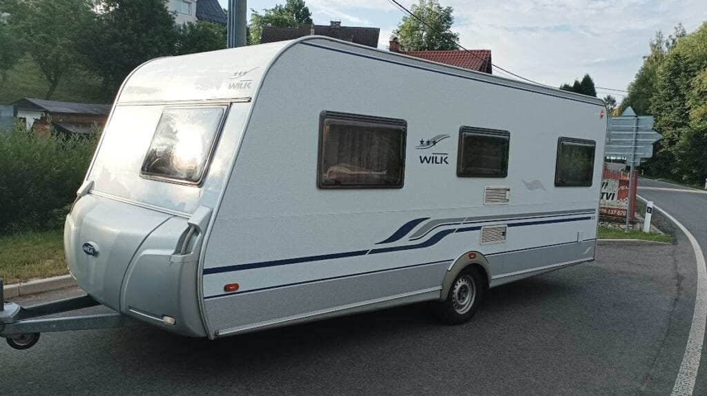 Prodám karavan Wilk 490 HTD - prodám pěkně vybavený karavan pro 2-4 osoby.