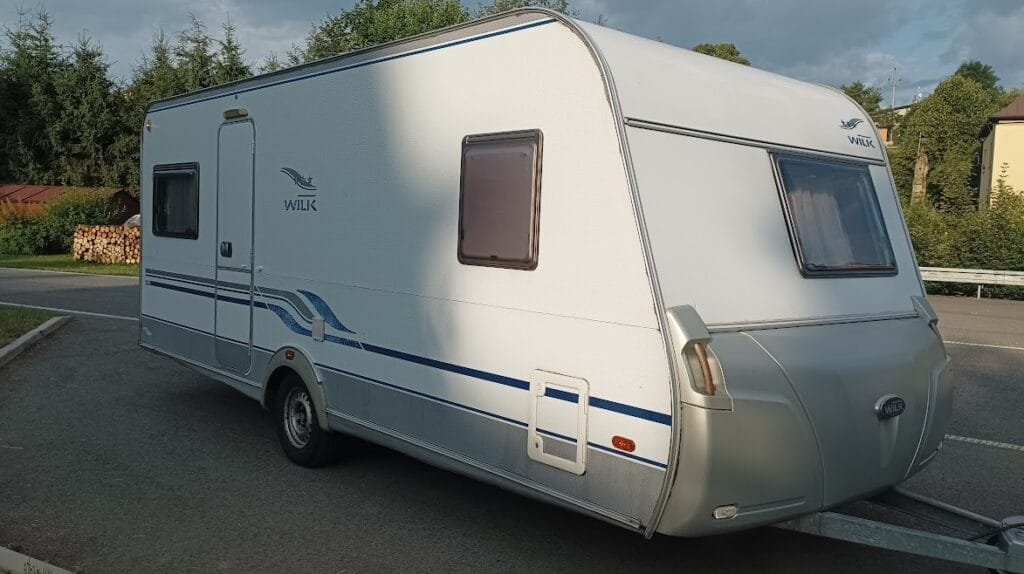 Prodám karavan Wilk 490 HTD - prodám pěkně vybavený karavan pro 2-4 osoby.