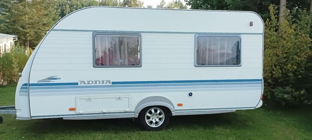 Prodám karavan Adria Adora 432 - prodám pěkný karavan pro 2-4 osoby