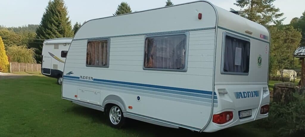 Prodám karavan Adria Adora 432 - prodám pěkný karavan pro 2-4 osoby