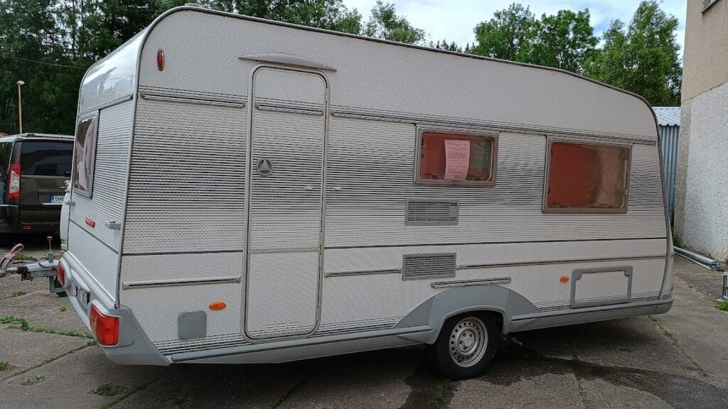 Prodám karavan LMC 490 Dominant - prodám pěkně vybavený karavan pro 2-4 osoby