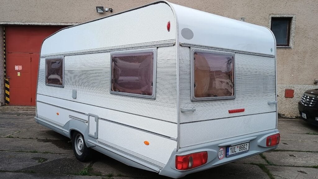 Prodám karavan LMC 490 Dominant - prodám pěkně vybavený karavan pro 2-4 osoby