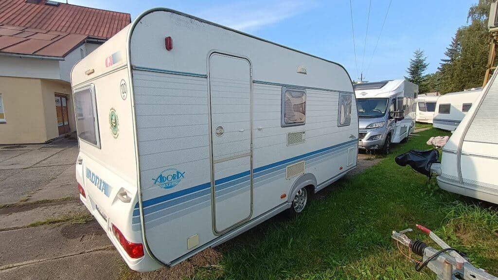 Prodám karavan Adria Adora 432 - prodám pěkný karavan pro 2-4 osoby