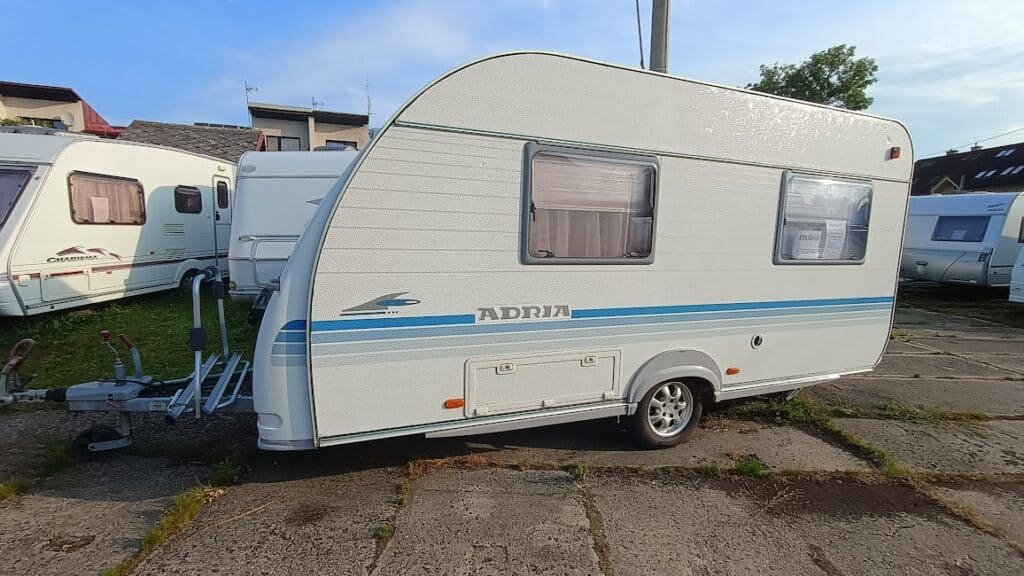 Prodám karavan Adria Adora 432 - prodám pěkný karavan pro 2-4 osoby