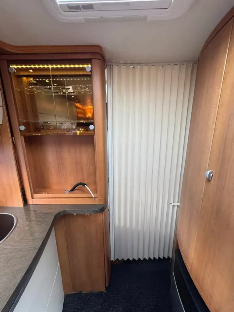 "Karavan Hobby Excellent 495 – ideální volba pro komfortní rodinné cestování"