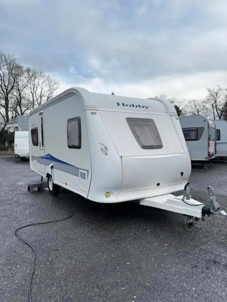 "Karavan Hobby Excellent 495 – ideální volba pro komfortní rodinné cestování"