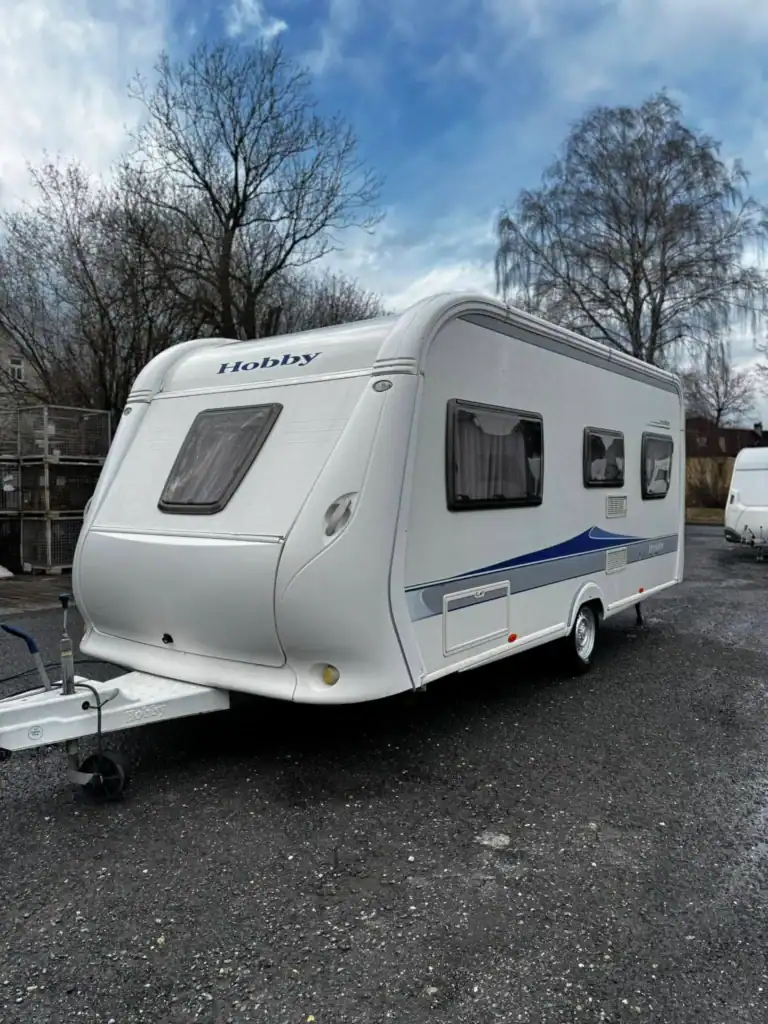 "Karavan Hobby Excellent 495 – ideální volba pro komfortní rodinné cestování"