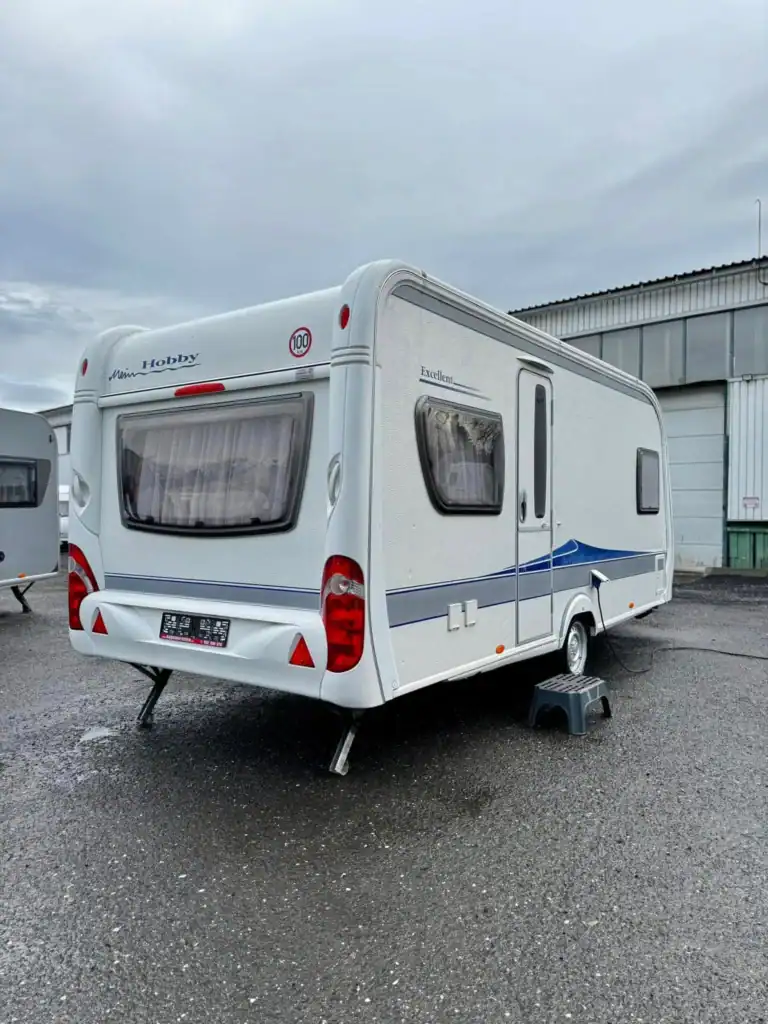 "Karavan Hobby Excellent 495 – ideální volba pro komfortní rodinné cestování"