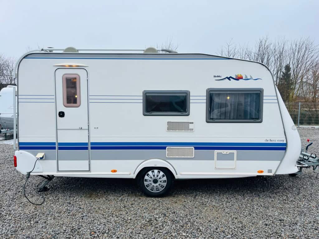 "Karavan Hobby De Luxe Edition 440SF – ideální volba pro komfortní rodinné cestování"