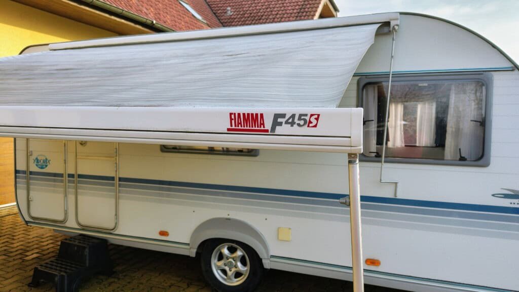 "Karavan Adria Adora 502 UK – ideální volba pro komfortní rodinné cestování"
