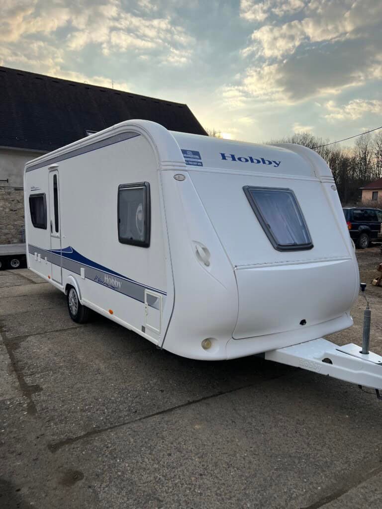 Dobrý den, rádi bychom nabídli kvalitní karavan s dobrou výbavou a to Hobby 540 UFE pro 4-5 osob.