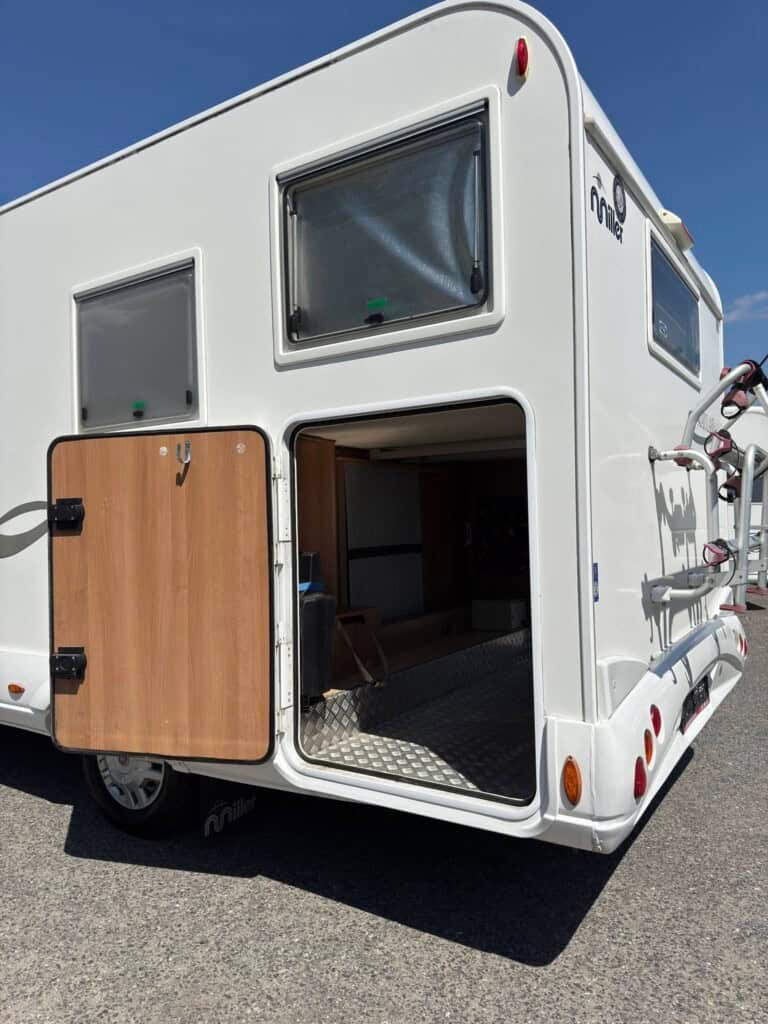Bílý obyný vůz Fiat Ducato Miller s garáží