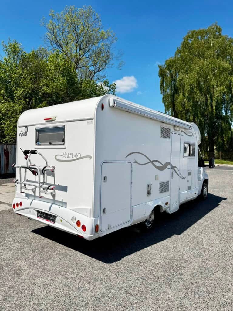 Bílý obyný vůz Fiat Ducato Miller na parkovišti