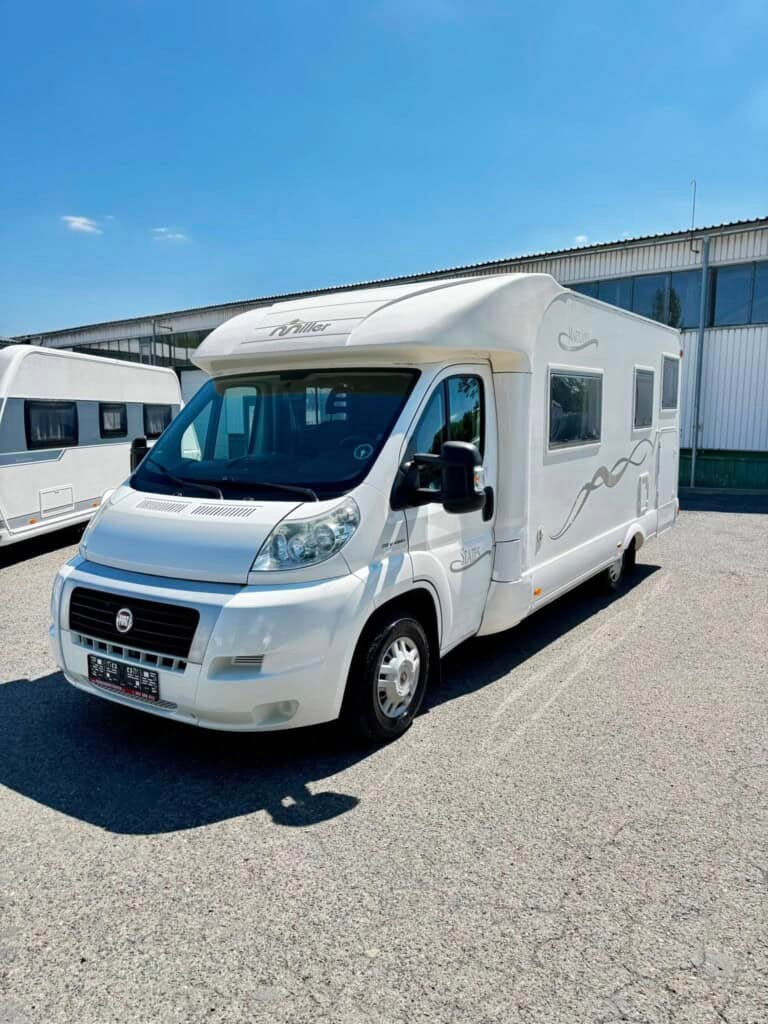 Pohled na obyný vůz Fiat Ducato Miller na parkovišti