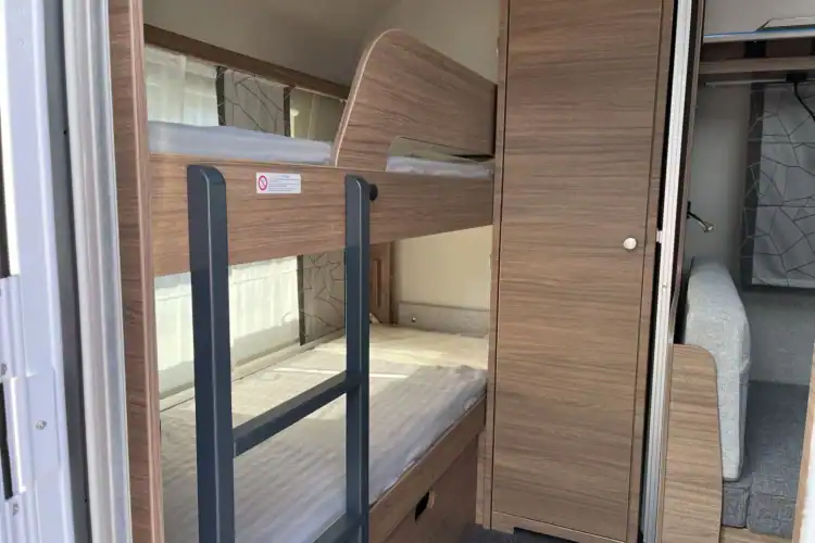 Jak vybrat karavan pro rodinu? Průvodce palandami, doložností a dispozicí (Návod)