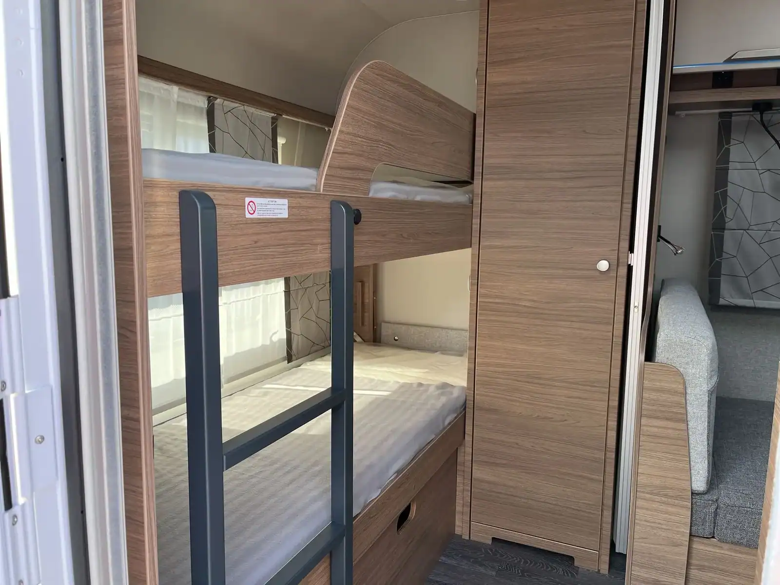 Jak vybrat karavan pro rodinu? Průvodce palandami, doložností a dispozicí (Návod)