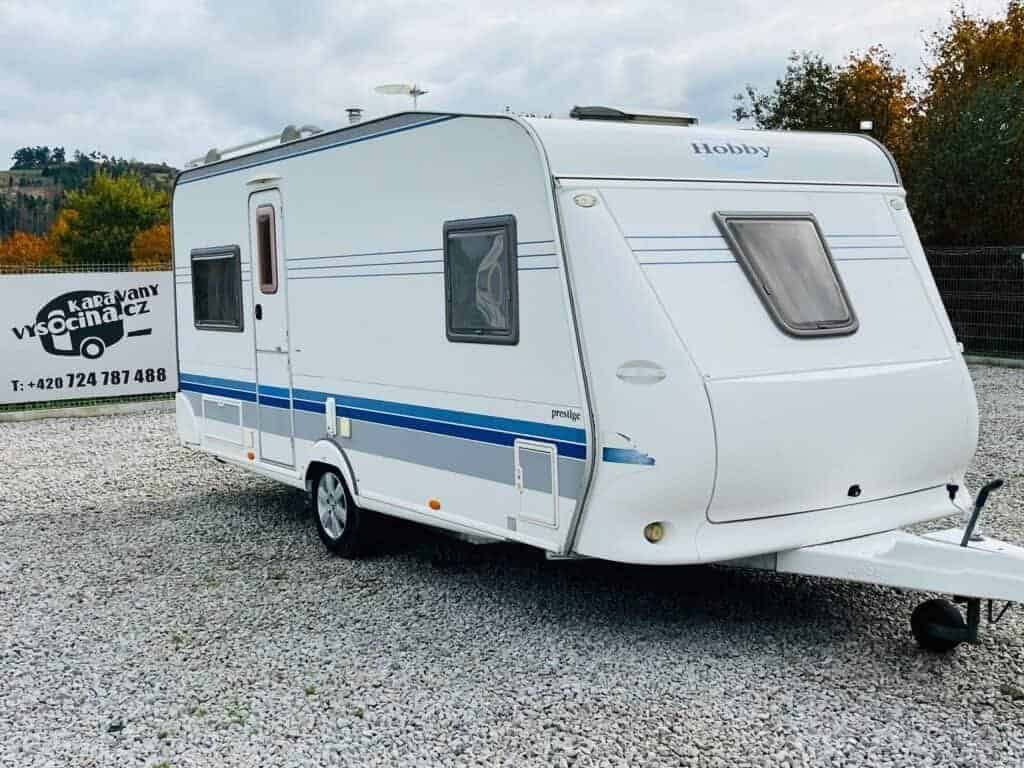 Karavan Hobby 495 MOVER PŘEDSTAN z boční strany