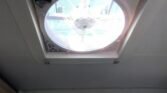 Obrázek ukazuje střešní ventilaci v obytném voze. Je moderně navržená a zajišťuje čerstvý vzduch.