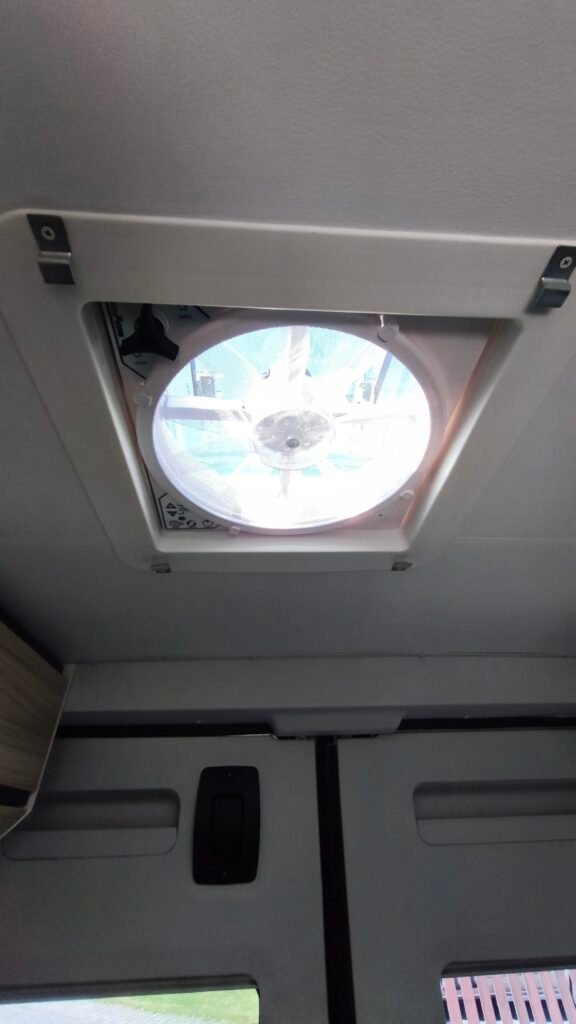 Obrázek ukazuje střešní ventilaci v obytném voze. Je moderně navržená a zajišťuje čerstvý vzduch.