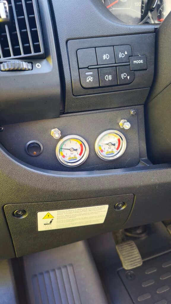 Omlouvám se, nedokážu rozpoznat značku a model vozidla. Na palubní desce jsou měřiče tlaku.