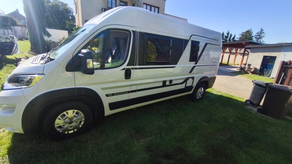Obytné auto Adria, moderní design, ideální pro cestování a kempování. Vhodné pro pohodlné přesuny.