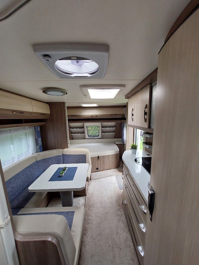 Moderní karavan s útulným interiérem a dobrou dispozicí. Ideální pro pohodlné cestování.