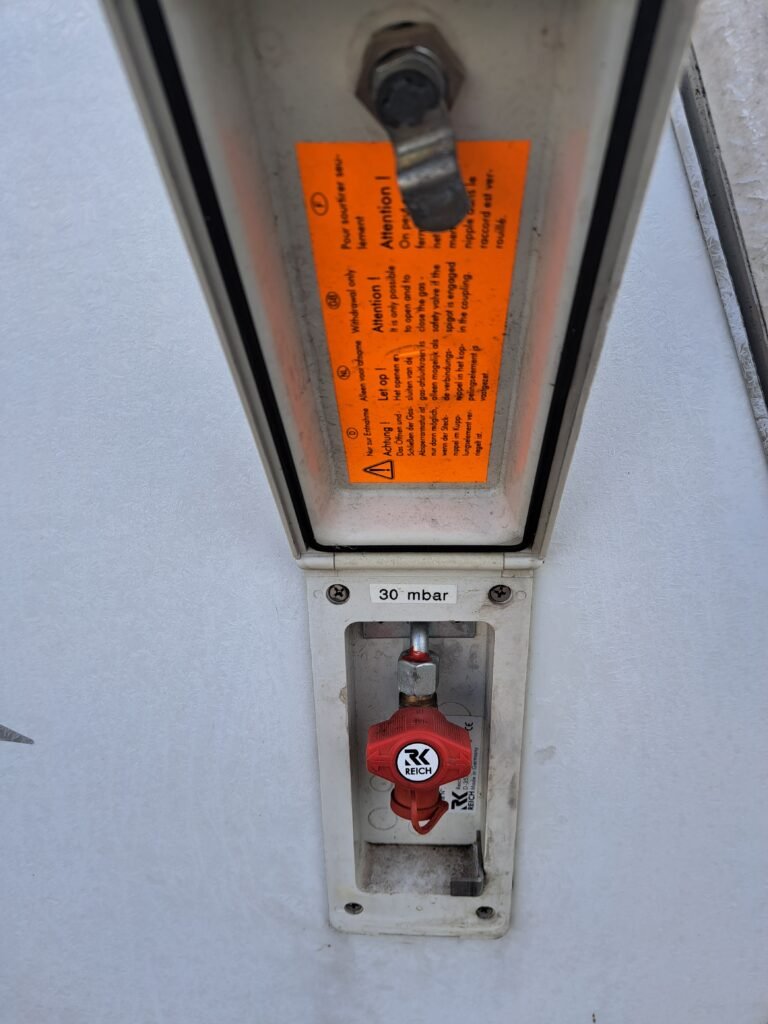 Popis: Ventil tlakové regulace, vhodný pro obytné auto nebo karavan, označený na 30 mbar.