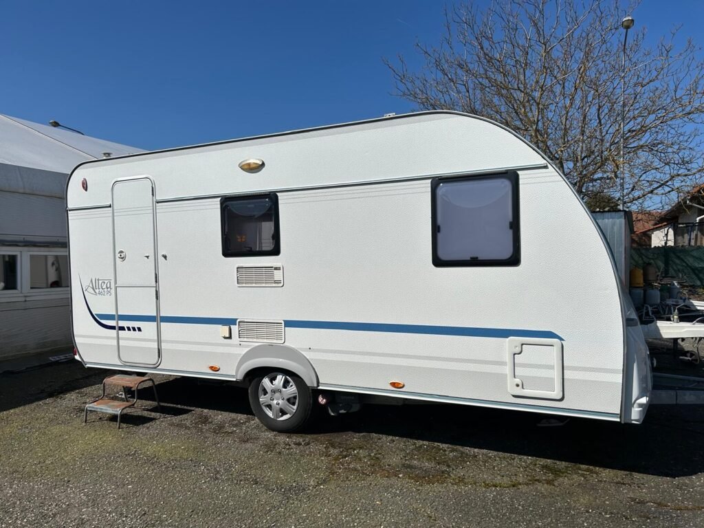 Karavan Altea 462 P. Ideální pro pohodlné cestování a kempování v přírodě.