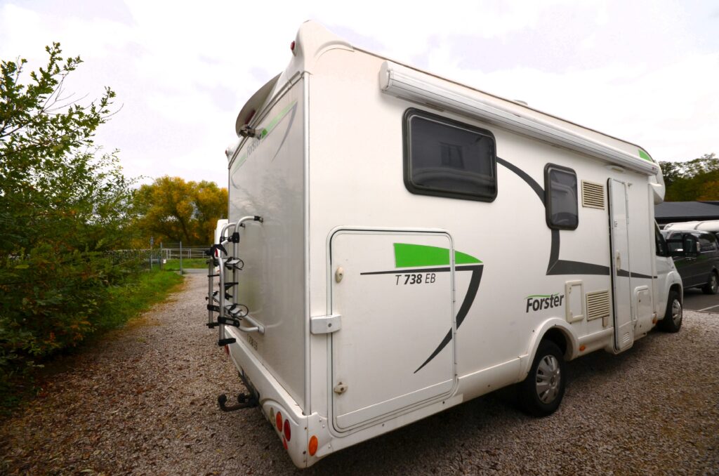 Obrázek zobrazuje obytné auto Forster T 738 EB, ideální pro výlety do přírody a kempování.