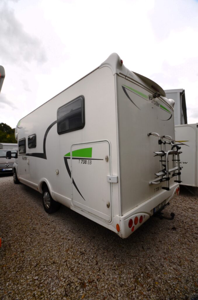 Karavan Forster T 738 EB s moderním designem, ideální pro rodinné výlety a pohodlné cestování.