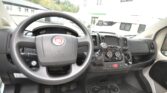 Interiér obytného auta Fiat s moderním designem a vybavením pro pohodlné cestování.