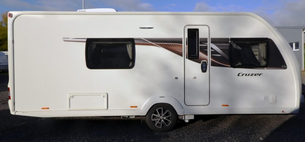 Karavan Cruzzer, elegantní design, ideální pro dobrodružství a kempování. Vybaven moderními prvky pro pohodlí.