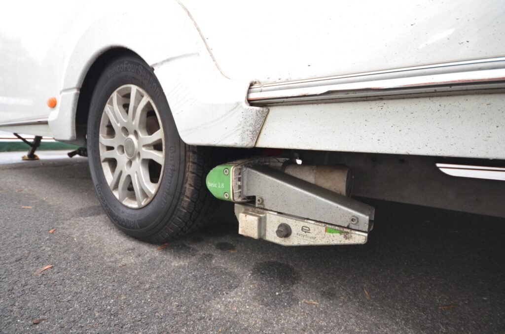 Na obrázku je karavan s viditelným příslušenstvím pro spojené tažení. Značka a model nejsou uvedeny.