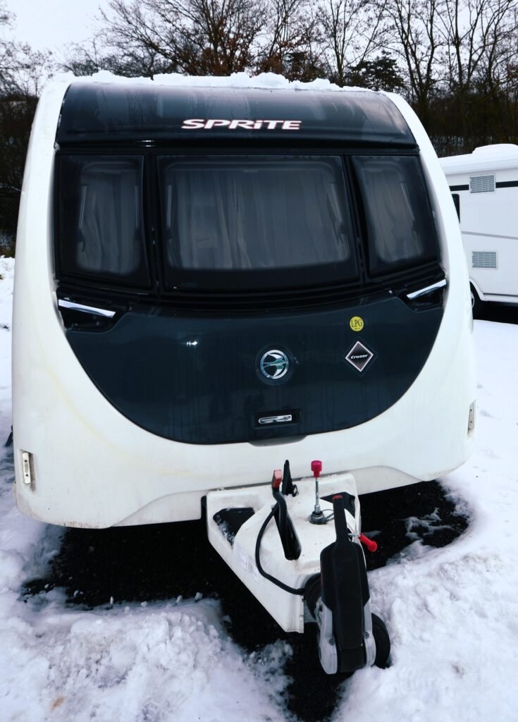 Karavan Sprite s moderním designem, ideální pro zimní dovolenou. Vhodný pro rodinné výlety a dobrodružství.