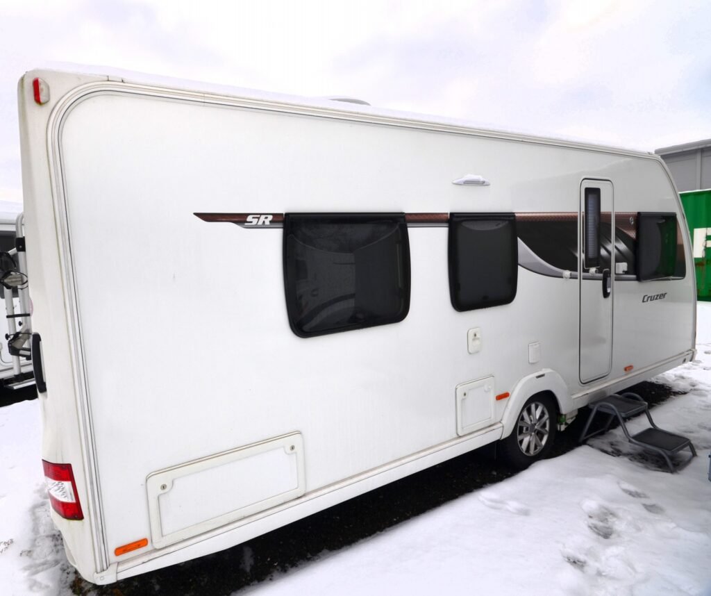 Karavan Cruiser SR, ideální pro rodinné výlety s pohodlným prostorem a snadnou manipulací.