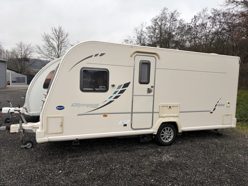 Karavan Bailey Olympus 464, ideální pro dobrodružství a pohodlné cestování.