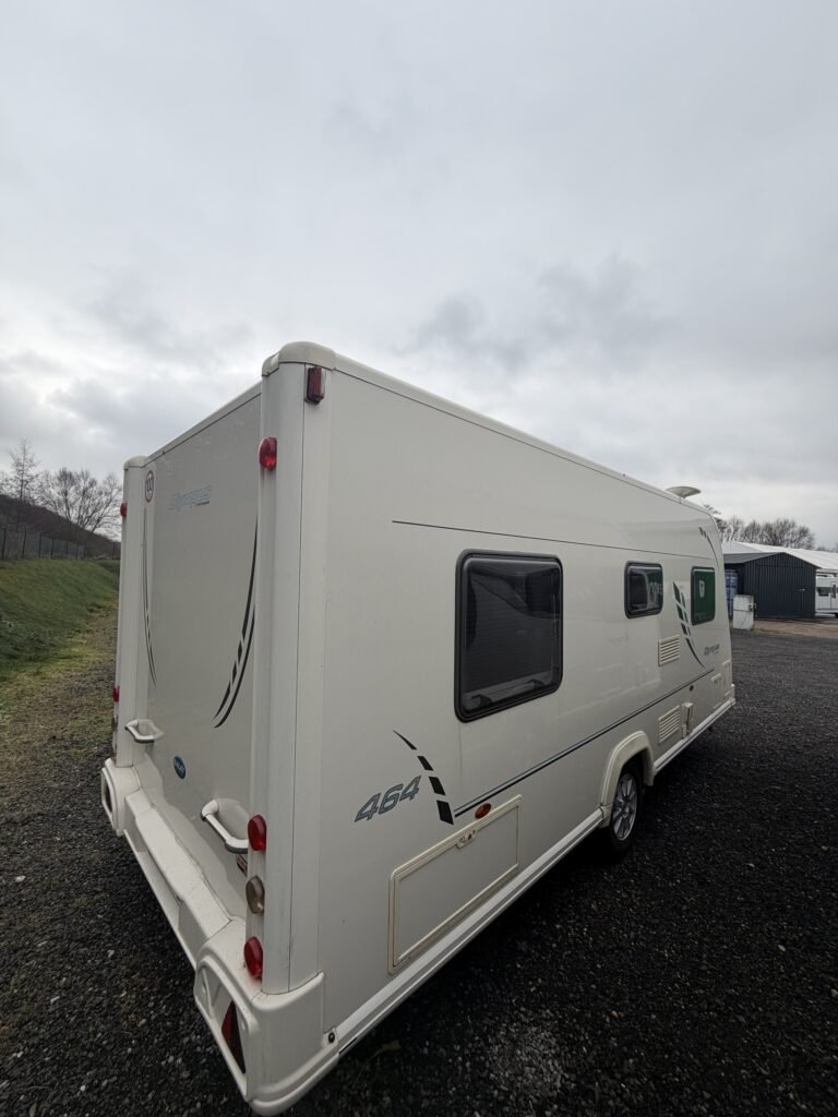 Karavan 464, bílá barva, ideální pro pohodlné cestování a dovolenou na místech daleko od domova.