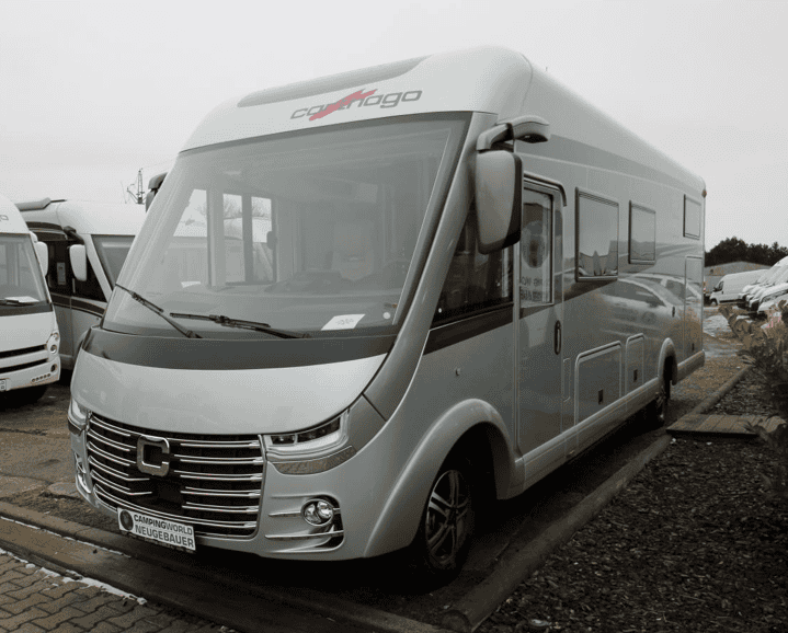 Obytné auto Carthago, moderní design, ideální pro dobrodružství na cestách. Perfektní volba pro milovníky kempování.