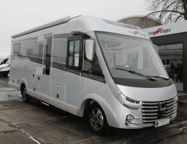 Obytné auto Carthago s moderním designem, ideální pro pohodlné cestování a kempování.