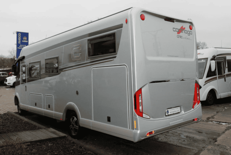 Obytné auto Carthago Chic e-line s moderním designem a prostorným interiérem pro pohodlné cestování.