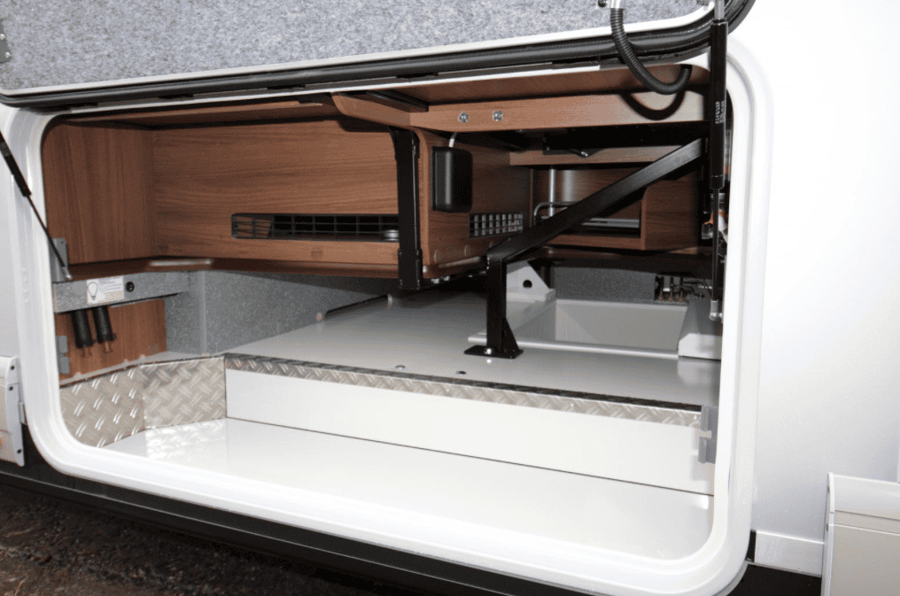 Hlavní úložný prostor obytného auta, moderní design s dřevěným interiérem. Ideální pro dobrodružství.