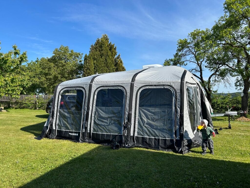 Na obrázku je karavan s rozšířením. Připravte se na pohodlné kempování v přírodě.