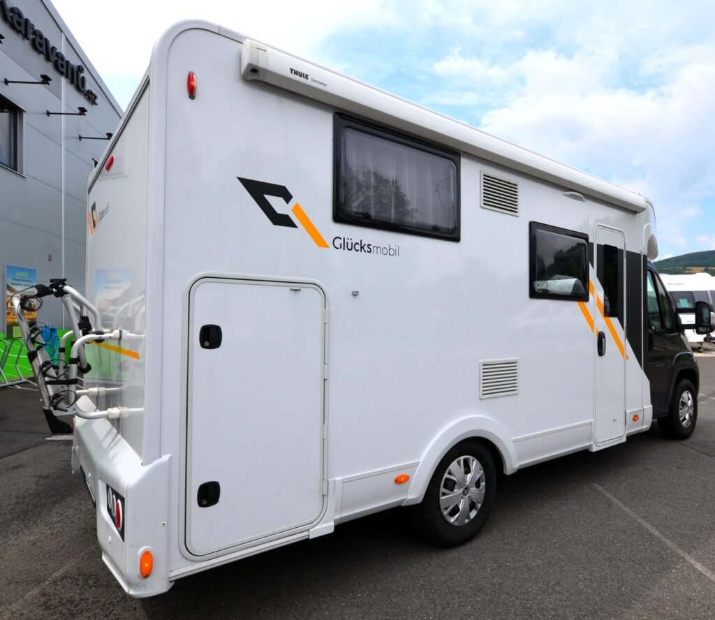Obytné auto Glücksmobil s praktickým designem a dostatečným prostorem pro pohodlné cestování.