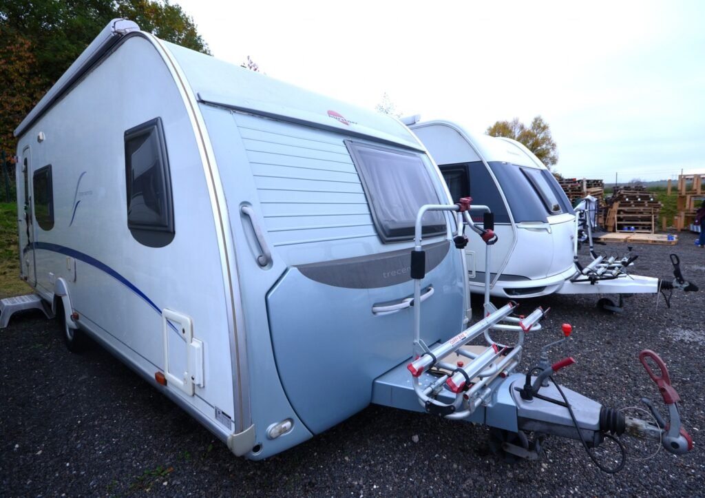 Karavan značky Trentino, ideální pro dobrodružné výlety a kempování. Prožijte volnost na cestách!