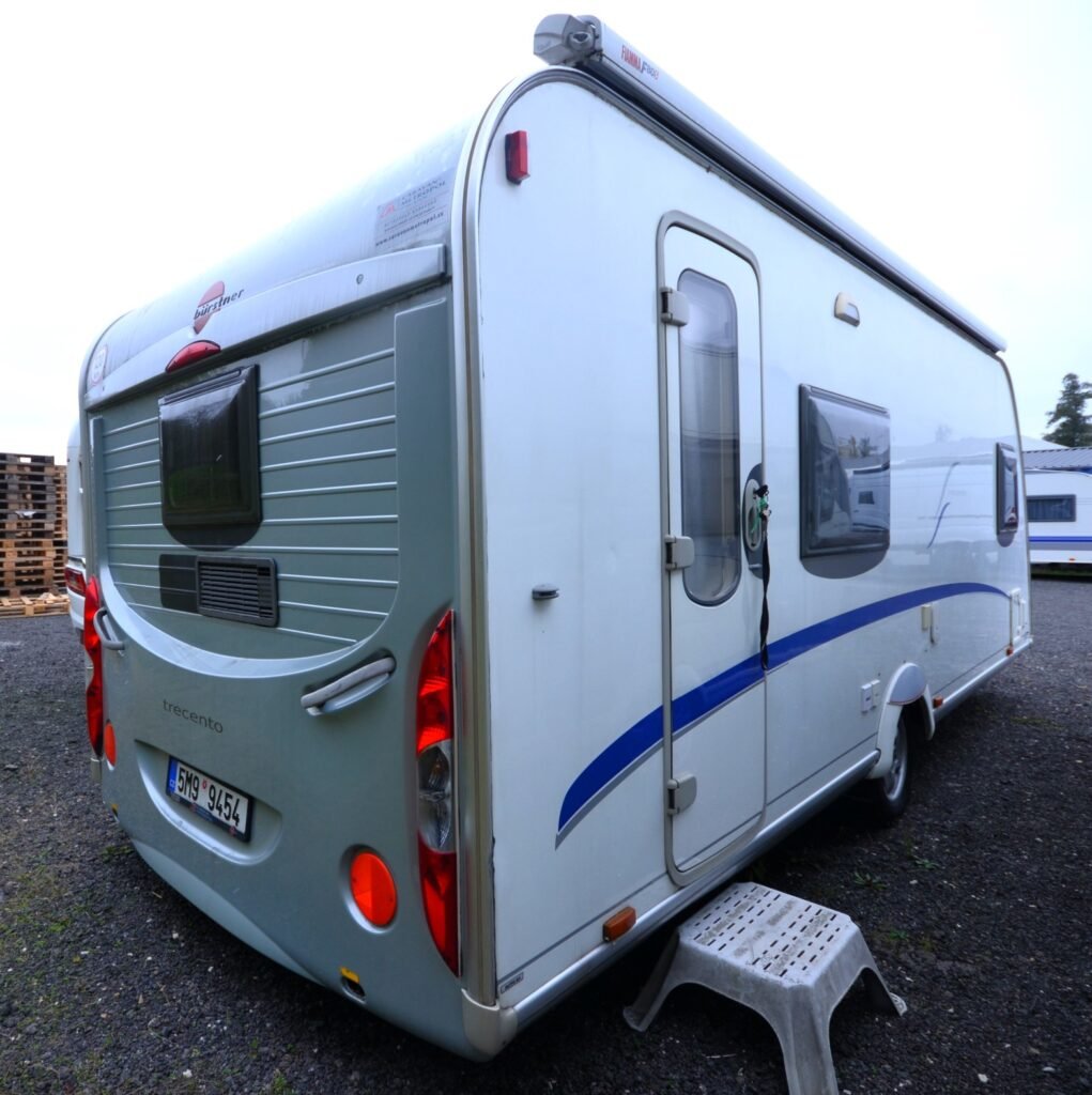 Karavan Trento 300, ideální pro komfortní cestování a kempování. Kompaktní design a praktické prvky.