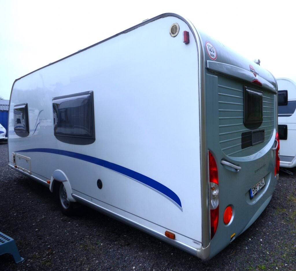 Karavan Trentino s moderním designem a prostorným interiérem, ideální pro pohodlné cestování.