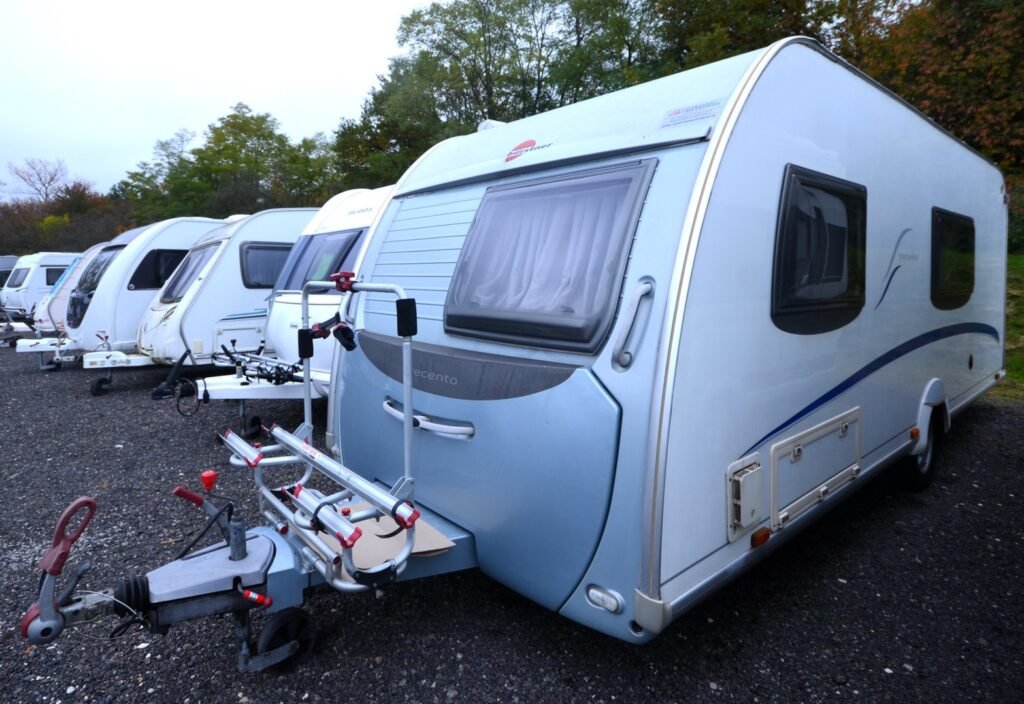 Karavan značky Hobby, model 560, ideální na rodinné výlety v přírodě. Komfortní a prostorný.